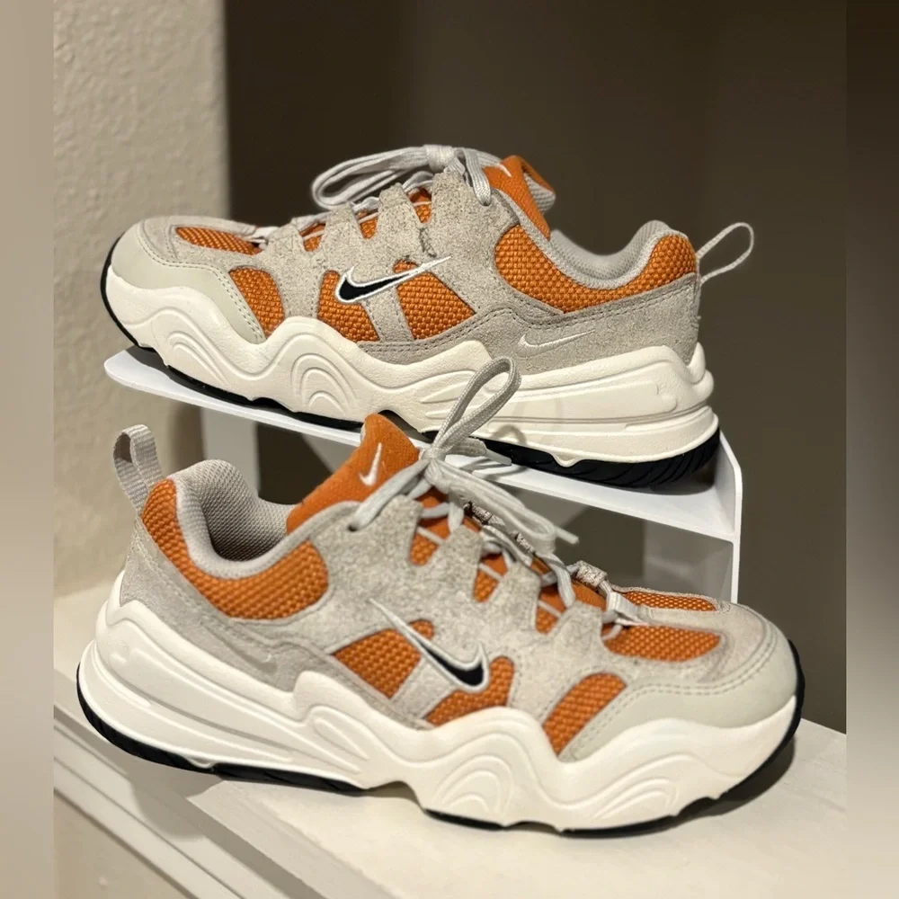 Nike Tech Hera Monarch Light Bone W Shoes Womens Size 5 DR9761-800